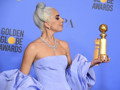 La artista Lady Gaga posa con el Globo de Oro