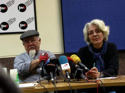 El presidente de la Asociación de Vecinos de Ciutat Meridiana, Filiberto Bravo, y la presidenta de la Federación de Asociaciones de Vecinos de Barcelona (FAVB), Ana Menéndez, en una rueda de prensa.