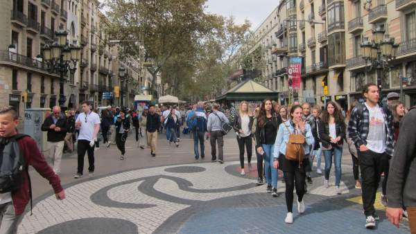 Turistas en la Rambla de Barcelona. Turistas en la Rambla de Barcelona.