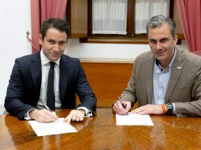 García Egea y Ortega Smith firman un acuerdo sobre la Mesa del Parlamento andaluz