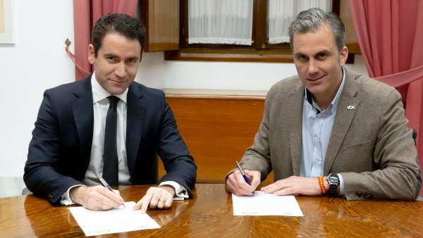 García Egea y Ortega Smith firman un acuerdo sobre la Mesa del Parlamento andaluz García Egea y Ortega Smith firman un acuerdo sobre la Mesa del Parlamento andaluz