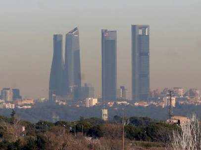 Las Cuatro Torres, bajo una nube de contaminación, el pasado 31 de diciembre.