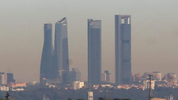 Las Cuatro Torres, bajo una nube de contaminación, el pasado 31 de diciembre. Las Cuatro Torres, bajo una nube de contaminación, el pasado 31 de diciembre.
