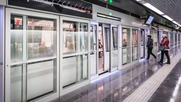 Andén de la L9 del Metro de Barcelona. Andén de la L9 del Metro de Barcelona.
