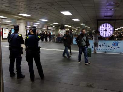 Dos agentes en la estación de Rodalies y Metro de plaza Catalunya, en Barcelona, donde se ha llevado a cabo un dispositivo policial contra el 'top manta'.