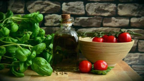 El aceite de oliva virgen extra es un alimento rico en vitamina E El aceite de oliva virgen extra es un alimento rico en vitamina E