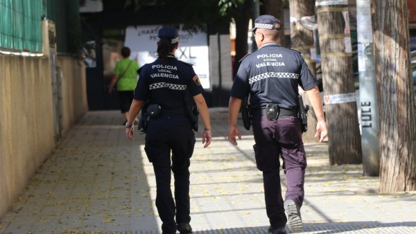 Dos agentes de la Policía Local por València Dos agentes de la Policía Local por València