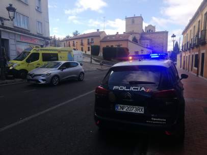 Efectivos de emergencias en el lugar donde ha ocurrido una pelea.
