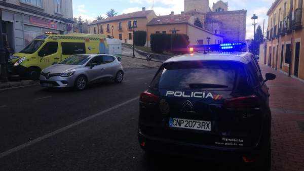 Efectivos de emergencias en el lugar donde ha ocurrido una pelea. Efectivos de emergencias en el lugar donde ha ocurrido una pelea.