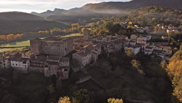 Imatge aèria del poble de Santa Pau. Imatge aèria del poble de Santa Pau.