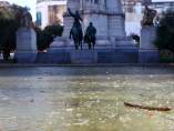 La fuente de Plaza de España (Madrid) helada