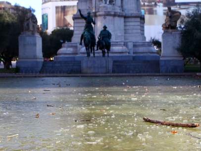 La fuente de Plaza de España (Madrid) helada