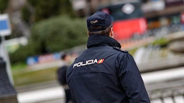 Imagen de archivo de un agente de Policía Nacional Imagen de archivo de un agente de Policía Nacional