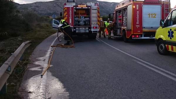 Los bomberos intervienen en el accidente de Pedreguer Los bomberos intervienen en el accidente de Pedreguer