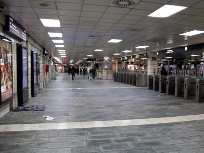 El vestíbulo de la estación de plaza Catalunya del centro de Barcelona sin presencia de manteros tras un operativo policial llevado a cabo por Mossos d'Esquadra y Guàrdia Urbana.