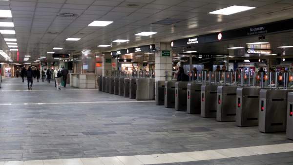 El vestíbulo de la estación de plaza Catalunya del centro de Barcelona sin presencia de manteros tras un operativo policial llevado a cabo por Mossos d'Esquadra y Guàrdia Urbana. El vestíbulo de la estación de plaza Catalunya del centro de Barcelona sin presencia de manteros tras un operativo policial llevado a cabo por Mossos d'Esquadra y Guàrdia Urbana.