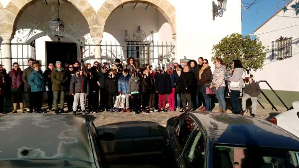 Concentración de familias de alumnos del 'Fernando Feliú' de Gerena Concentración de familias de alumnos del 'Fernando Feliú' de Gerena