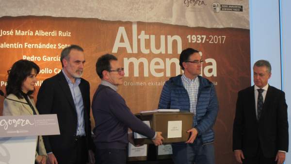 Entrega de los restos de un miliciano exhumado en Zeanuri Entrega de los restos de un miliciano exhumado en Zeanuri