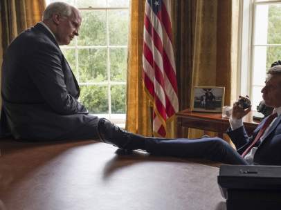 Dick Cheney (Christian Bale) y George W. Bush (Sam Rockwell), impulsores de la guerra de Irak.