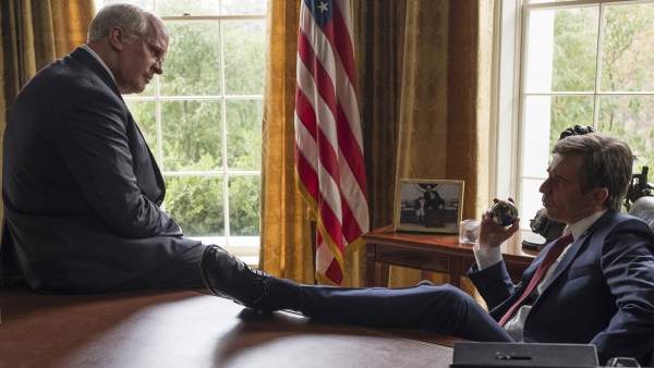Dick Cheney (Christian Bale) y George W. Bush (Sam Rockwell), impulsores de la guerra de Irak. Dick Cheney (Christian Bale) y George W. Bush (Sam Rockwell), impulsores de la guerra de Irak.
