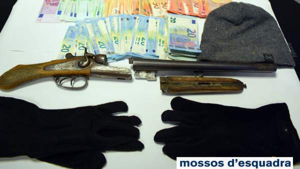 Dinero y arma hallados tras el atraco en Pont de Suert Dinero y arma hallados tras el atraco en Pont de Suert