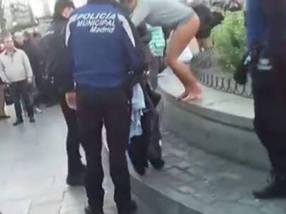 Mujer bañándose en Sol