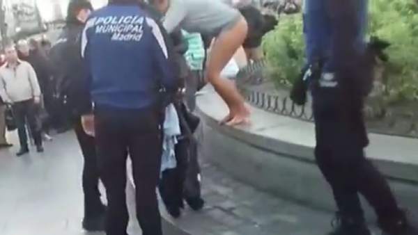 Mujer bañándose en Sol Mujer bañándose en Sol