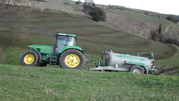 Tractor con depósito para echar fertilizantes Tractor con depósito para echar fertilizantes