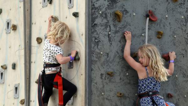Dos niñas escalan en un rocódromo Dos niñas escalan en un rocódromo