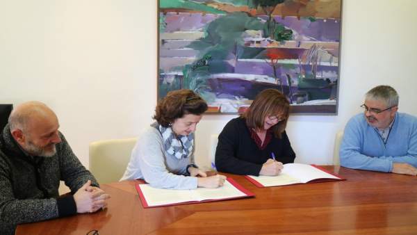 La consellera, F. Santiago; la directora territorial de Fundación IRES, Capellà La consellera, F. Santiago; la directora territorial de Fundación IRES, Capellà