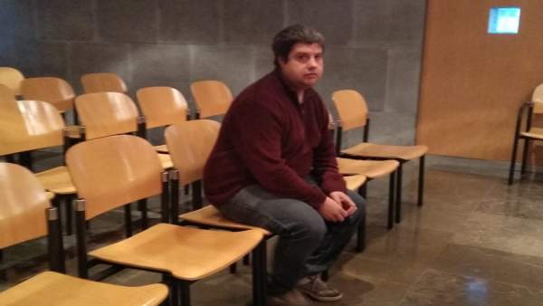 El acusado por maltrato animal sentado en el banquillo de los acusados. El acusado por maltrato animal sentado en el banquillo de los acusados.