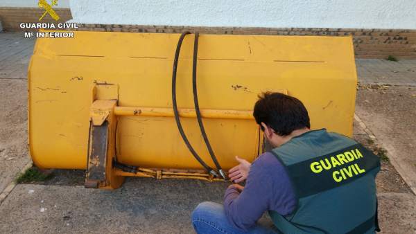 Pala-excavadora recuperada por la Guardia Civil. Pala-excavadora recuperada por la Guardia Civil.