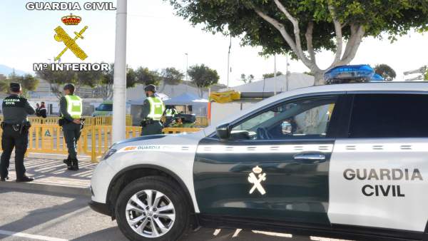 Agentes de patrulla de la Guardia Civil Agentes de patrulla de la Guardia Civil