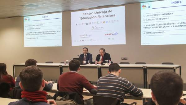 Sesión del Proyecto Edufinet en un taller de la UMA Sesión del Proyecto Edufinet en un taller de la UMA