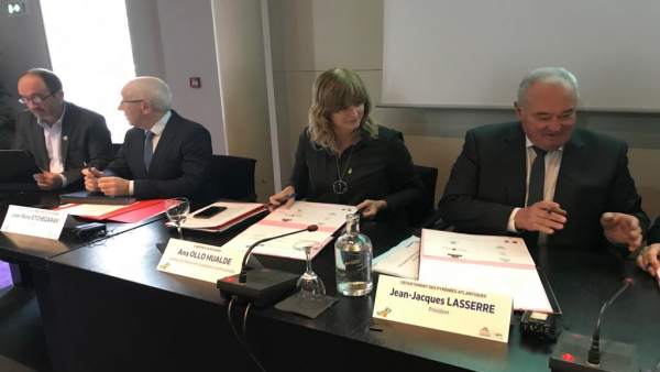 Ollo, en el momento de la firma ante autoridades que conforman la CAT. Ollo, en el momento de la firma ante autoridades que conforman la CAT.