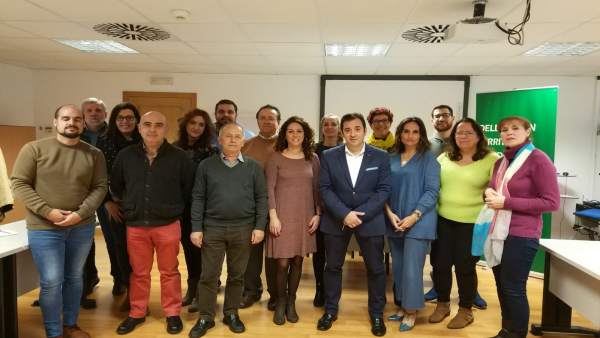 El delegado de Educación, Antonio José López (centro), y beneficiarios de ayudas El delegado de Educación, Antonio José López (centro), y beneficiarios de ayudas
