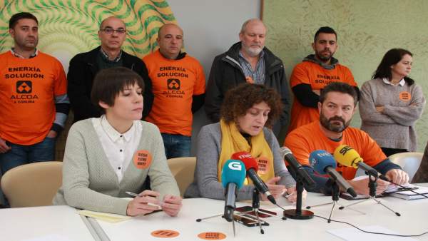 Rueda de prensa de trabajadores de Alcoa con miembros del BNG. Rueda de prensa de trabajadores de Alcoa con miembros del BNG.