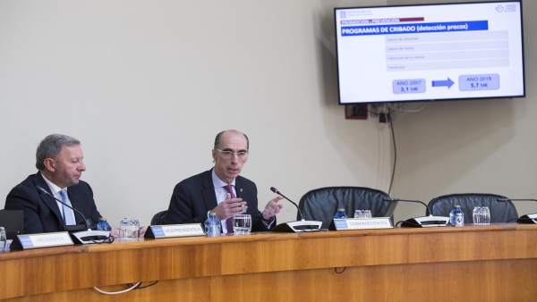 El conselleiro de Sanidade en comision parlamentaria. El conselleiro de Sanidade en comision parlamentaria.