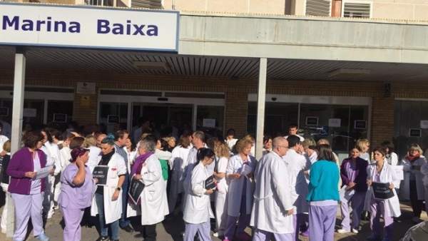 Trabajadores se concentran en repulsa a la agresión a una compañera (archivo) Trabajadores se concentran en repulsa a la agresión a una compañera (archivo)