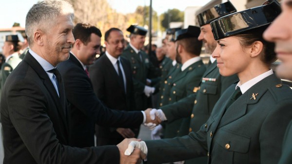 Grande-Marlaska saluda a una guardia civil Grande-Marlaska saluda a una guardia civil