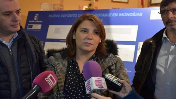 La consejera de Fomento atiende a los medios en su visita a Mondéjar La consejera de Fomento atiende a los medios en su visita a Mondéjar