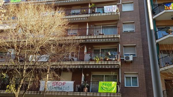 Bloc del carrer Independència amb pancartes contra l’alt volum de trànsit i pol·lució. Bloc del carrer Independència amb pancartes contra l’alt volum de trànsit i pol·lució.
