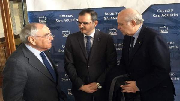 Fdez. Diez (D)habala con Martín Villa (I) ante el director del colegio 11-1-19 Fdez. Diez (D)habala con Martín Villa (I) ante el director del colegio 11-1-19