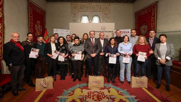 Foto de familia de los ganadores del certamen. Foto de familia de los ganadores del certamen.