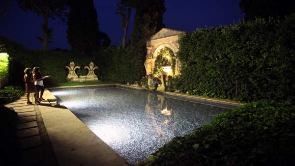 Piscina del Castell de Púbol de noche (archivo) Piscina del Castell de Púbol de noche (archivo)
