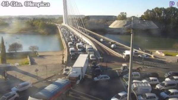 Tráfico congestionado en la Barqueta Tráfico congestionado en la Barqueta