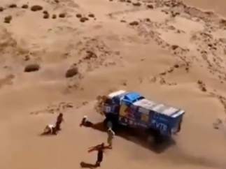 Un camión embiste a un espectador en el Dakar.
