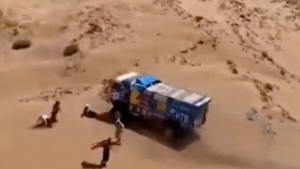 Un camión embiste a un espectador en el Dakar. Un camión embiste a un espectador en el Dakar.