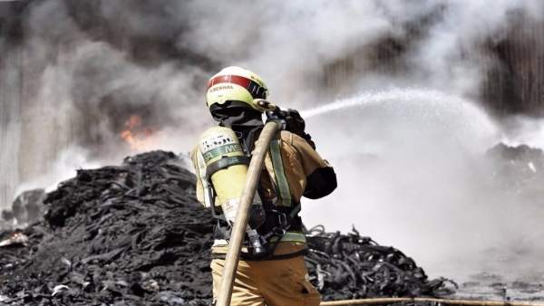 Un bombero en tareas de extinción de un fuego Un bombero en tareas de extinción de un fuego