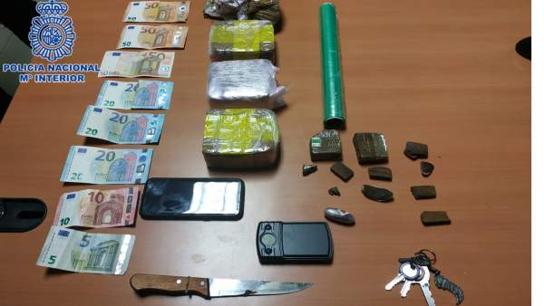Droga, dinero y objetos intervenidos en el bar de Gijón. Droga, dinero y objetos intervenidos en el bar de Gijón.